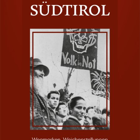 Cover des Buches 'Chronik Südtirol' mit schwarz weiß von einem Aufstand